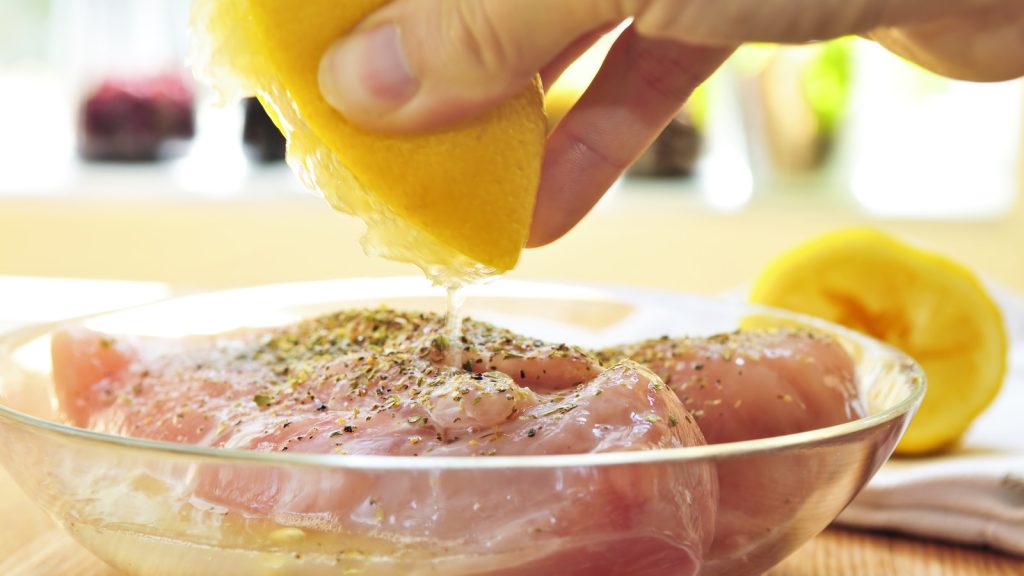 اضافه کردن لیمو ترش برای پخت مرغ